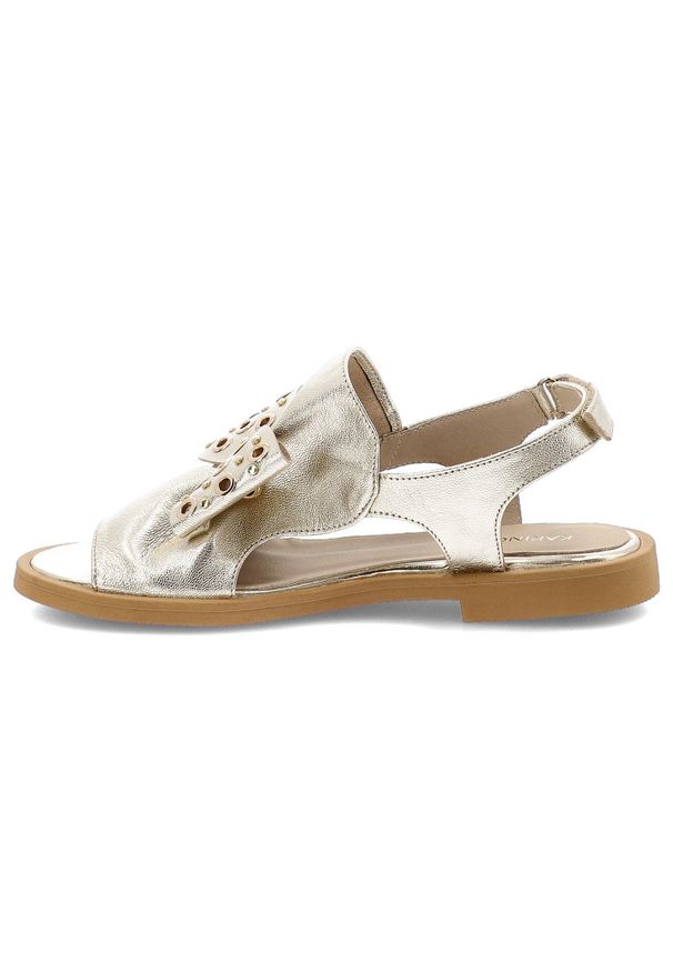 Złote Sandały Karino Modne Obuwie Damskie Z Kakardą. Okazja: na co dzień. Nosek buta: otwarty. Zapięcie: pasek. Kolor: złoty. Materiał: skóra. Sezon: lato. Styl: casual