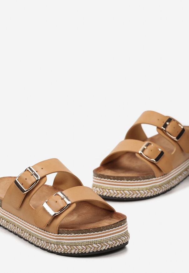 Born2be - Ciemnobeżowe Klapki z Ekoskóry na Ozdobnej Podeszwie ze Sprzączkami Aritasa. Kolor: beżowy. Materiał: len. Sezon: lato. Obcas: na obcasie. Styl: elegancki. Wysokość obcasa: niski