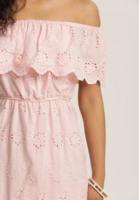 Renee - Jasnoróżowa Sukienka Menilophi. Kolor: różowy. Materiał: bawełna. Wzór: haft. Styl: boho. Długość: midi #3