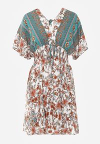 Born2be - Biało-Zielona Sukienka Mini z Wiskozy z Gumkami w Talii z Falbanką Hypalina. Kolor: zielony. Materiał: wiskoza. Długość: mini #8