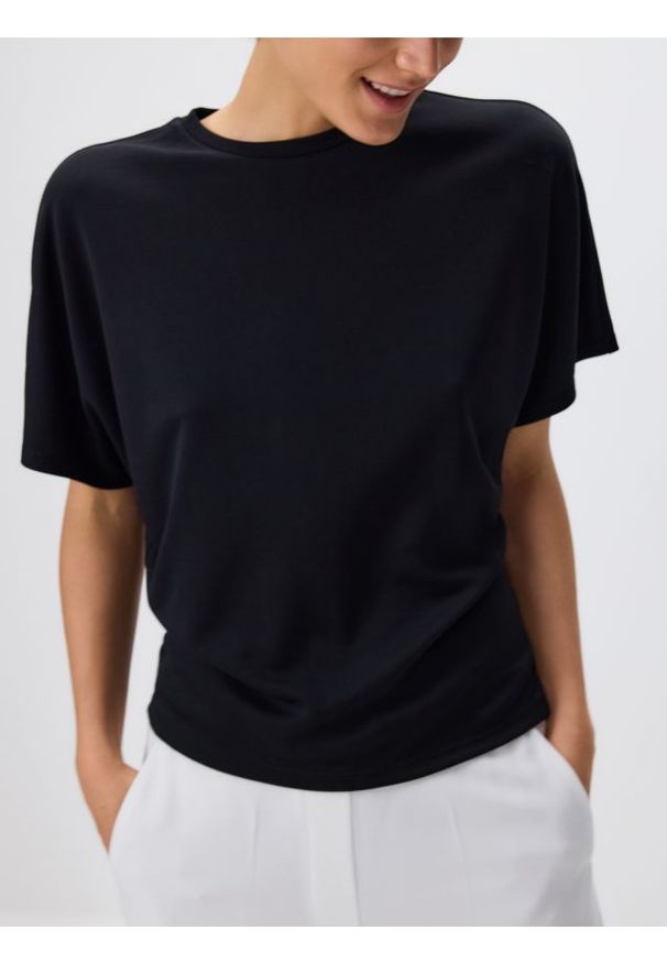 Reserved - T-shirt oversize z modalem - czarny. Kolor: czarny. Materiał: dzianina