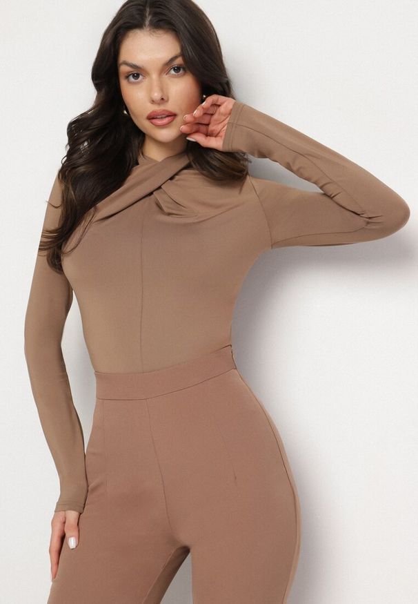 Born2be - Jasnobrązowa Bluzka z Półgolfem Ozdobiona Drapowaniem Binare. Okazja: na co dzień. Kolor: brązowy. Materiał: wiskoza, jeans. Wzór: aplikacja. Styl: elegancki, casual, klasyczny