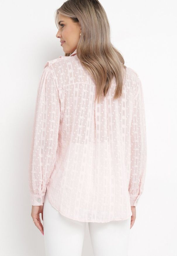 Born2be - Jasnoróżowa Koszula Plumeti z Błyszczącą Nitką i Falbankami Banie. Typ kołnierza: kołnierz z falbankami. Kolor: różowy. Materiał: tkanina. Wzór: aplikacja