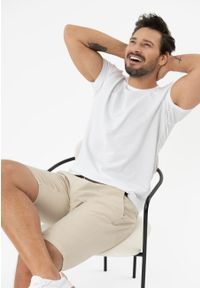 Volcano - Gładka koszulka TM-MODE. Kolor: biały. Materiał: materiał, bawełna. Długość rękawa: krótki rękaw. Długość: krótkie. Wzór: gładki. Styl: klasyczny #1