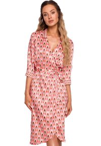 MOE - Satynowa sukienka kopertowa z dekoltem V i wiązaniem różowa. Okazja: na wesele, na imprezę, na ślub cywilny. Kolor: różowy, beżowy. Materiał: satyna. Typ sukienki: kopertowe #1