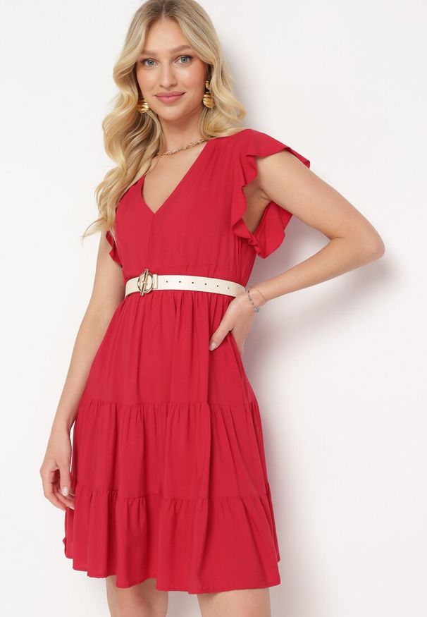 Born2be - Czerwona Sukienka Callirea. Okazja: na co dzień. Typ kołnierza: kołnierz z falbankami. Kolor: czerwony. Sezon: lato. Typ sukienki: proste. Styl: casual. Długość: mini