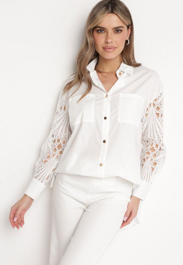 Born2be - Biała Koszula Oversize z Ażurowym Wzorem na Rękawach Vadena. Okazja: na co dzień. Kolor: biały. Materiał: jeans. Długość rękawa: długi rękaw. Długość: długie. Wzór: ażurowy. Styl: elegancki, casual