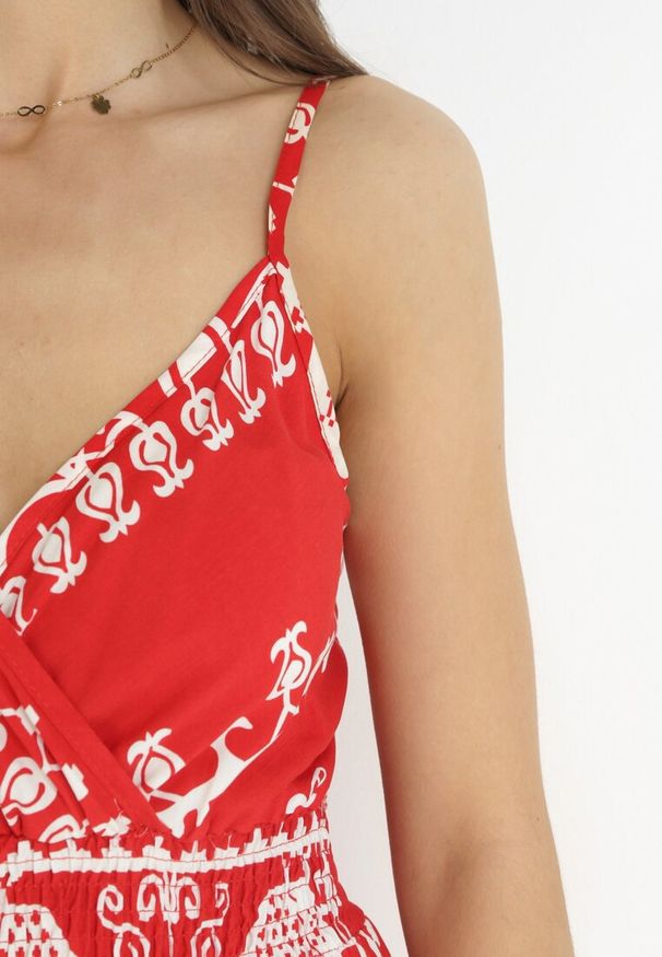 Born2be - Czerwona Sukienka z Wiskozy w Ornamentalny Wzór z Gumką w Talii Hirata. Kolor: czerwony. Materiał: wiskoza