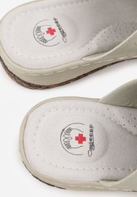 Born2be - Beżowe Klapki Ozdobione Tłoczeniem Perforacją i Metaliczną Aplikacją Arihari. Okazja: na spacer, na co dzień. Kolor: beżowy. Wzór: aplikacja. Styl: casual, elegancki #5