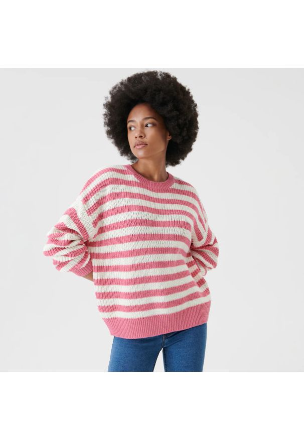 Sinsay - Sweter oversize w paski - Różowy. Kolor: różowy. Wzór: paski