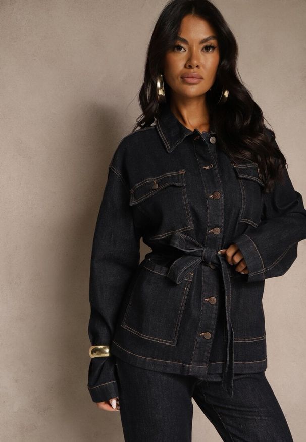 Renee - Niebieska Jeansowa Kurtka o Koszulowym Kroju z Wiązanym Paskiem Zennava. Kolor: niebieski. Materiał: jeans