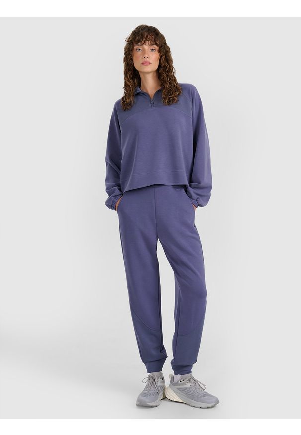 4f - 4F Bluza dresowa nierozpinana z modalem damska - granatowa S. Okazja: na co dzień. Typ kołnierza: bez kaptura, kołnierzyk stójkowy. Kolor: niebieski. Materiał: dresówka. Długość rękawa: raglanowy rękaw. Wzór: ze splotem, gładki. Styl: sportowy, casual