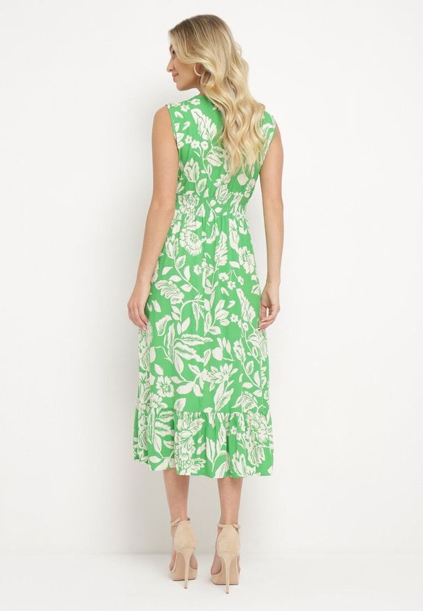 Born2be - Zielona Rozkloszowana Sukienka z Wiskozy w Kwiaty z Gumką w Talii Eranea. Kolor: zielony. Materiał: wiskoza. Wzór: kwiaty. Styl: elegancki