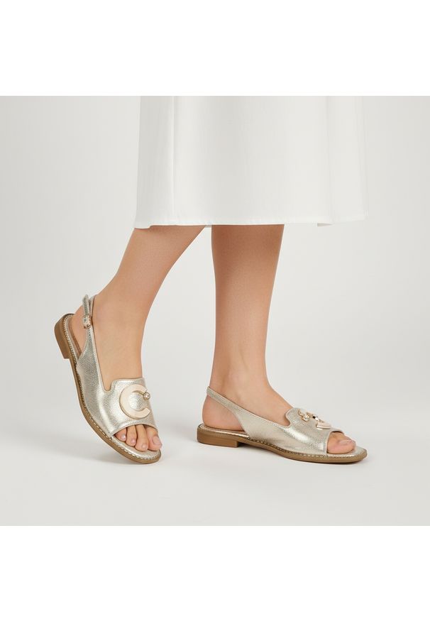 S.Barski - Sandały damskie S. Barski, na płaskim obcasie z eko skóry z ozdobą na sprzączkę, złote, KV51-084. Okazja: na co dzień. Zapięcie: sprzączka. Kolor: złoty. Wzór: aplikacja. Materiał: skóra. Sezon: lato. Obcas: na obcasie. Styl: casual, elegancki. Wysokość obcasa: niski