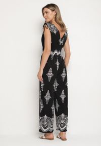 Born2be - Czarny Kombinezon w Orientalny Wzór z Dekoltem w Serek Izena. Okazja: na co dzień. Kolor: czarny. Wzór: aplikacja. Styl: casual #4