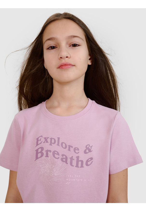 4f - 4F T-shirt regular z nadrukiem dziewczęcy - fioletowy 164 (13-14 lat). Okazja: na co dzień. Kolor: fioletowy. Materiał: dzianina, jersey, bawełna. Długość rękawa: krótki rękaw. Długość: krótkie. Wzór: nadruk. Sezon: lato. Styl: casual, klasyczny, sportowy