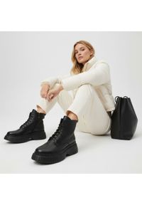 Czarne Botki Armodo Modne Obuwie Damskie. Wysokość cholewki: przed kolano. Kolor: czarny. Materiał: skóra, materiał. Szerokość cholewki: normalna. Styl: klasyczny, elegancki #8