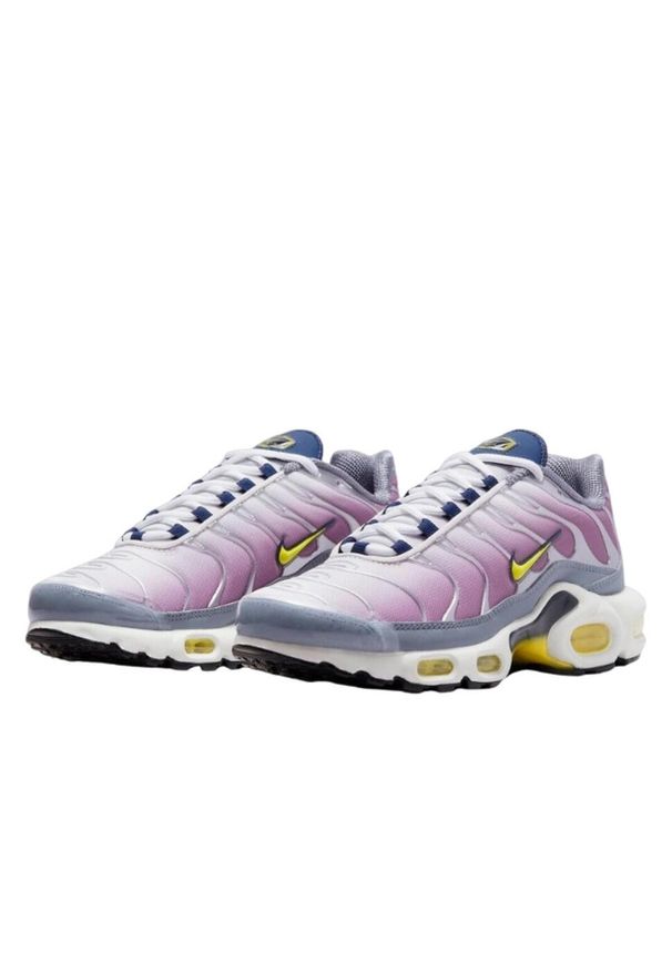 Buty do chodzenia damskie Nike W Air Max Plus. Zapięcie: sznurówki. Kolor: fioletowy. Materiał: syntetyk, tkanina, materiał. Szerokość cholewki: normalna. Model: Nike Air Max. Sport: turystyka piesza