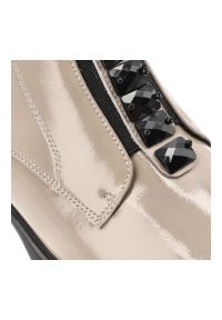 Beżowe Botki S.Barski Lakierowane Modne Buty Damskie. Kolor: beżowy. Materiał: lakier. Wzór: aplikacja. Sezon: zima, jesień. Styl: elegancki #5