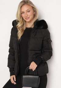 Born2be - Czarna Pikowana Kurtka z Odpinanym Kapturem z Futrem i Długimi Ściągaczami przy Rękawach Zintria. Okazja: na spacer. Kolor: czarny. Materiał: futro. Długość rękawa: długi rękaw. Długość: długie. Styl: elegancki #5