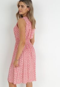 Born2be - Różowa Sukienka Midi z Wiskozy z Cienkimi Gumkami w Pasie i Kopertowym Dekoltem Manni. Typ kołnierza: dekolt kopertowy. Kolor: różowy. Materiał: wiskoza. Długość rękawa: bez rękawów. Wzór: kwiaty. Typ sukienki: kopertowe. Długość: midi #2