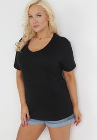 Born2be - Czarny T-shirt Genilin. Okazja: na co dzień. Typ kołnierza: dekolt w kształcie V. Kolor: czarny. Materiał: dzianina. Długość rękawa: krótki rękaw. Długość: krótkie. Wzór: gładki. Styl: klasyczny, casual, wizytowy