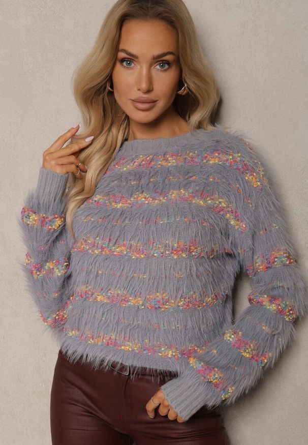 Renee - Ciemnoszary Sweter o Włochatej Fakturze w Kolorowe Paski z Dzianiny z Wełną Rinzina. Okazja: na co dzień. Kolor: szary. Materiał: wełna, dzianina. Długość rękawa: długi rękaw. Długość: długie. Wzór: paski, kolorowy. Styl: casual, elegancki