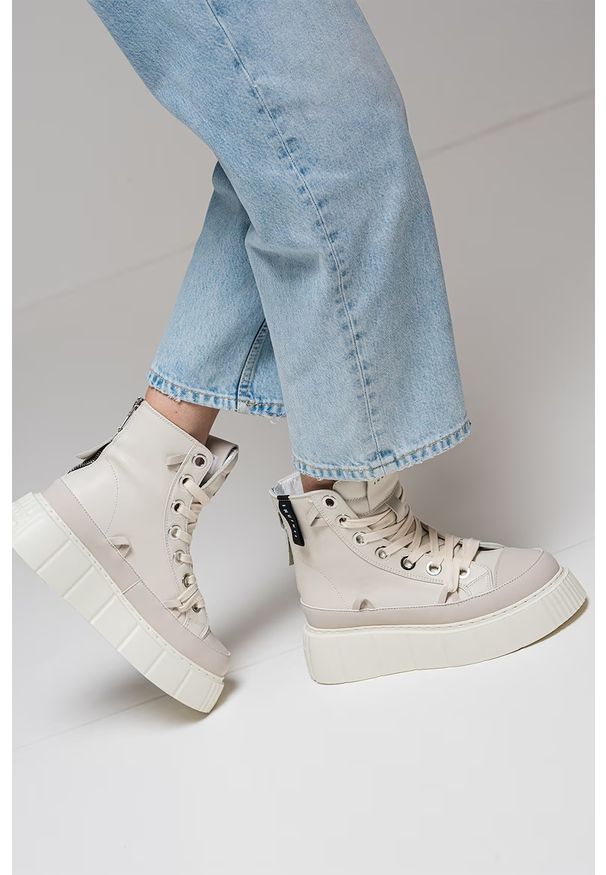 Inuikii - INUIKII LEATHER MATILDA Sneakersy damskie. Okazja: na co dzień. Zapięcie: sznurówki. Kolor: kremowy. Materiał: zamsz, guma, skóra, materiał. Szerokość cholewki: normalna