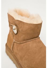 Ugg - UGG - Śniegowce zamszowe Mini Bailey Button Blink. Nosek buta: okrągły. Kolor: brązowy. Materiał: zamsz #3