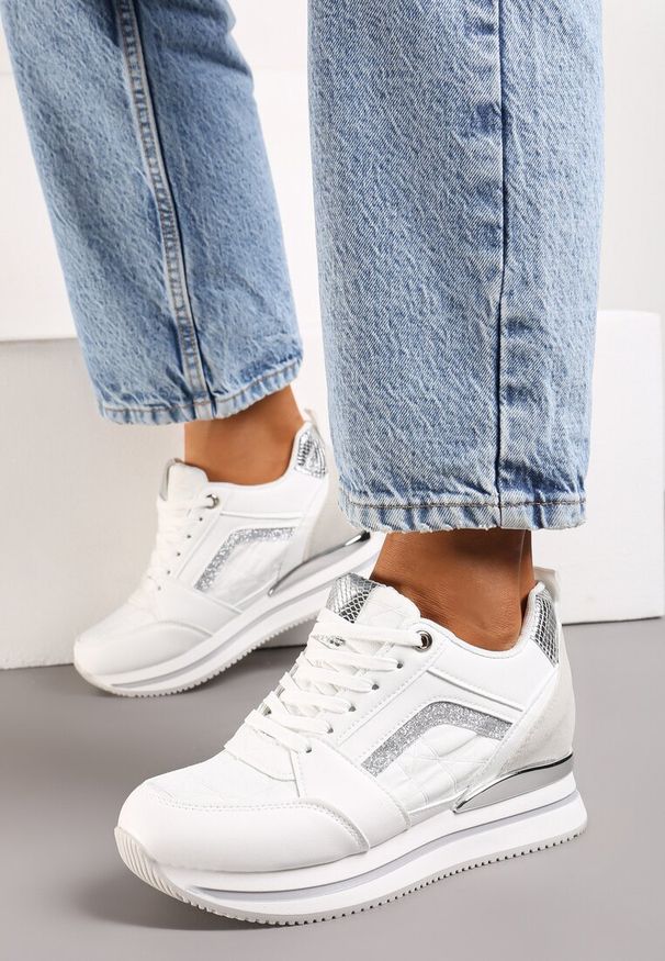 Renee - Biało-Srebrne Sneakersy na Ukrytym Koturnie Ozdobione Brokatem i Metaliczną Wstawką Infora. Nosek buta: okrągły. Zapięcie: sznurówki. Kolor: biały. Materiał: materiał. Wzór: aplikacja. Obcas: na koturnie. Wysokość obcasa: średni