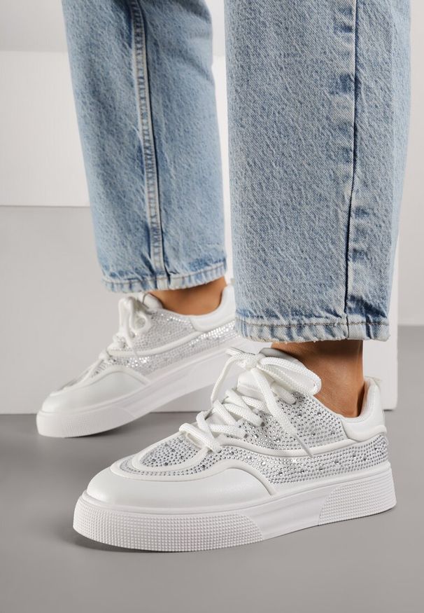 Renee - Białe Sneakersy na Platformie Ozdobione Cyrkoniami Kyllyss. Okazja: na randkę, na spacer. Kolor: biały. Materiał: jeans. Wzór: aplikacja. Obcas: na platformie. Sport: turystyka piesza