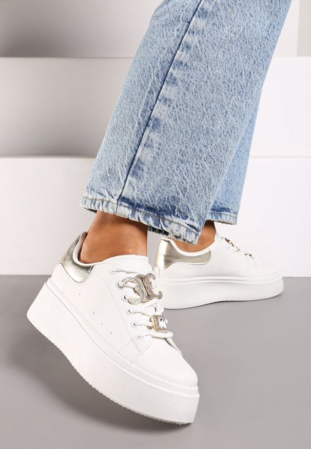 Renee - Biało-Złote Sneakersy na Platformie Ozdobione Cyrkoniami i Aplikacjami na Sznurówkach Arretea. Nosek buta: okrągły. Zapięcie: sznurówki. Kolor: biały. Materiał: materiał. Wzór: aplikacja. Obcas: na platformie. Wysokość obcasa: niski