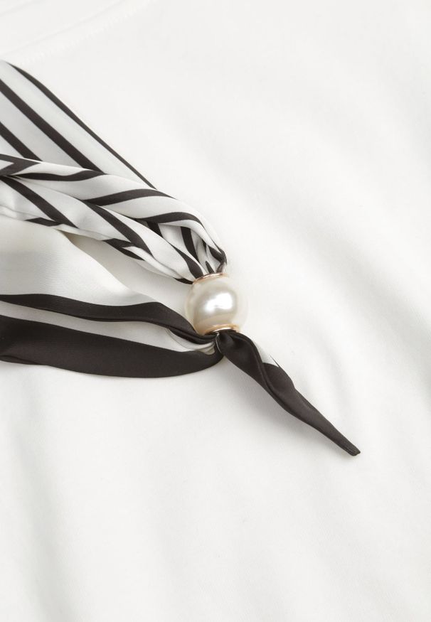 Renee - Biały T-shirt z Bawełny Ozdobiony Apaszką z Satyny Willow. Okazja: na co dzień. Kolor: biały. Materiał: satyna, bawełna. Długość rękawa: krótki rękaw. Długość: krótkie. Wzór: aplikacja. Styl: casual, elegancki