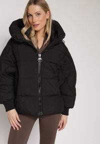 Born2be - Czarna Pikowana Kurtka o Kroju Oversize z Kapturem Mevisana. Okazja: na spacer. Typ kołnierza: kaptur. Kolor: czarny. Materiał: dzianina, jeans, poliester. Sezon: zima, jesień #1