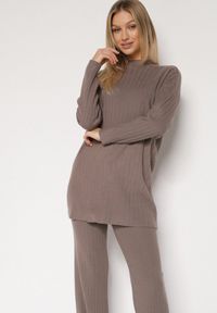 Born2be - Ciemnobeżowy Prążkowany Komplet Dzianinowy z Bawełną Sweter z Półgolfem i Spodnie Elweda. Kolor: beżowy. Materiał: prążkowany, bawełna, dzianina #7
