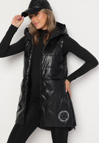 Born2be - Czarna Kamizelka Długa z Kapturem Ozdobiona Naszywką Zapinana na Napy Nevettea. Okazja: na co dzień. Typ kołnierza: kaptur. Kolor: czarny. Długość: długie. Wzór: aplikacja. Styl: casual, elegancki #6