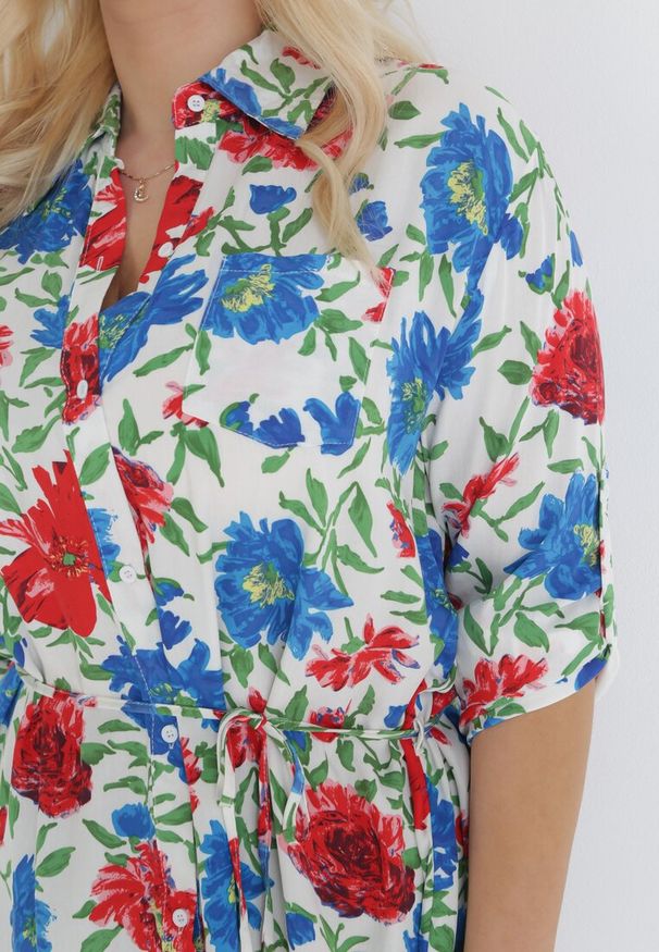 Born2be - Biała Koszulowa Sukienka Mini z Guzikami i Materiałowym Paskiem Raimeda. Kolekcja: plus size. Kolor: biały. Materiał: materiał. Wzór: kwiaty. Sezon: lato, wiosna. Typ sukienki: koszulowe. Długość: mini