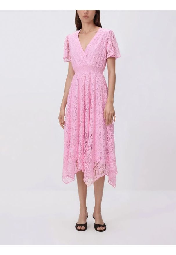 Reserved - Koronkowa sukienka midi - pastelowy róż. Kolor: różowy. Materiał: koronka. Długość: midi