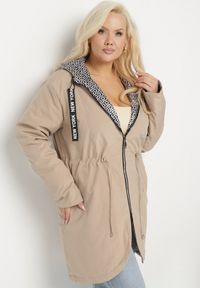 Born2be - Beżowa Kurtka Parka z Nieodpinanym Kapturem i Napisami Zolzia. Okazja: na co dzień. Kolor: beżowy. Wzór: napisy. Styl: casual #7
