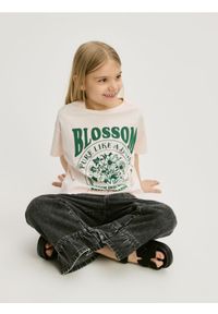 Reserved - Luźny t-shirt z nadrukiem - beżowy. Kolor: beżowy. Materiał: bawełna. Wzór: nadruk #1