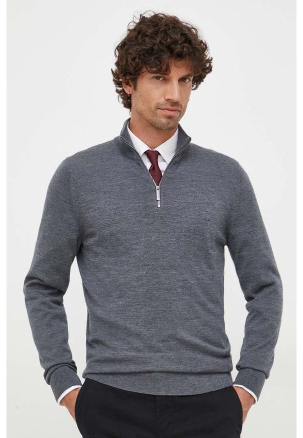 Calvin Klein sweter wełniany męski kolor szary lekki z golferm. Typ kołnierza: golf. Kolor: szary. Materiał: wełna