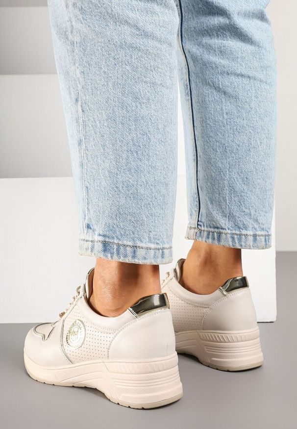 Born2be - Beżowe Sneakersy z Metalicznymi Ozdobami Yaslevi. Okazja: na co dzień. Zapięcie: sznurówki. Kolor: beżowy. Materiał: jeans. Wzór: aplikacja