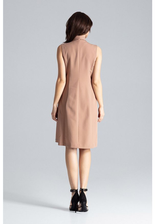 Sukienki.shop - Elegancka żakietowa sukienka z kopertowym dekoltem bezowa. Okazja: na spotkanie biznesowe, do pracy. Kolor: zielony. Typ sukienki: kopertowe. Styl: elegancki. Długość: midi