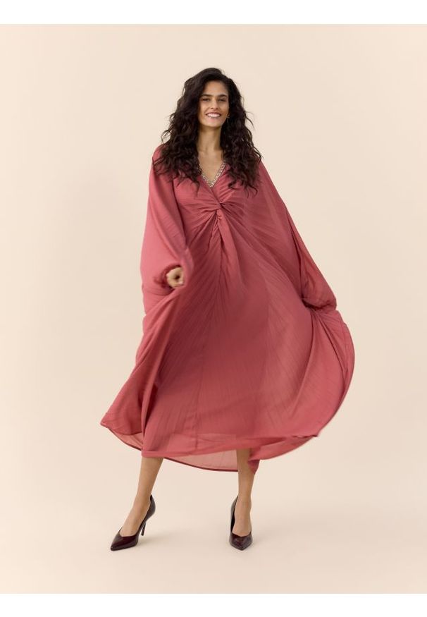 Reserved - Plisowana sukienka kimono - różowy. Kolor: różowy. Materiał: tkanina. Wzór: gładki