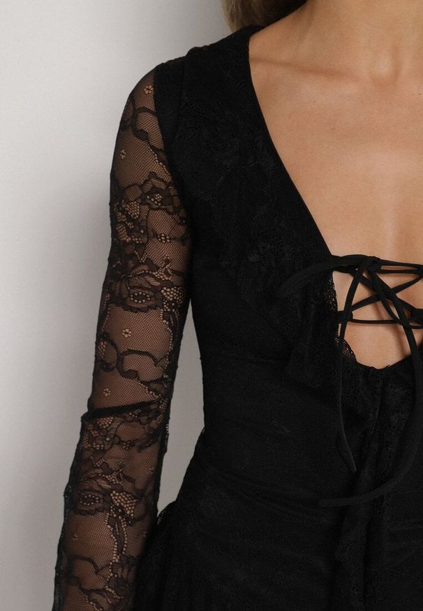 Born2be - Czarna Koronkowa Sukienka Wieczorowa z Wiązaniem przy Dekolcie Ferolena. Okazja: na imprezę. Kolor: czarny. Materiał: koronka. Styl: wizytowy