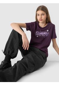 4f - 4F T-shirt z nadrukiem dziewczęcy - ciemny fiolet 146 (10-11 lat). Okazja: na co dzień. Kolor: fioletowy. Materiał: bawełna, jersey, dzianina. Długość rękawa: krótki rękaw. Długość: krótkie. Wzór: nadruk. Sezon: lato. Styl: sportowy, casual