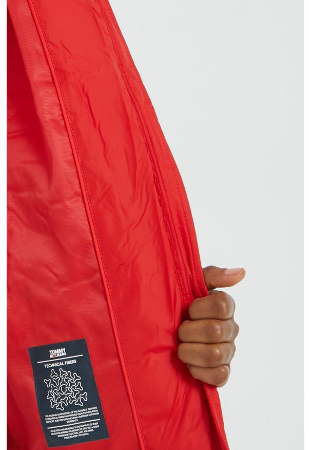 Tommy Jeans kurtka damska kolor czerwony zimowa. Okazja: na co dzień. Kolor: czerwony. Materiał: puch, poliester. Sezon: zima. Styl: casual