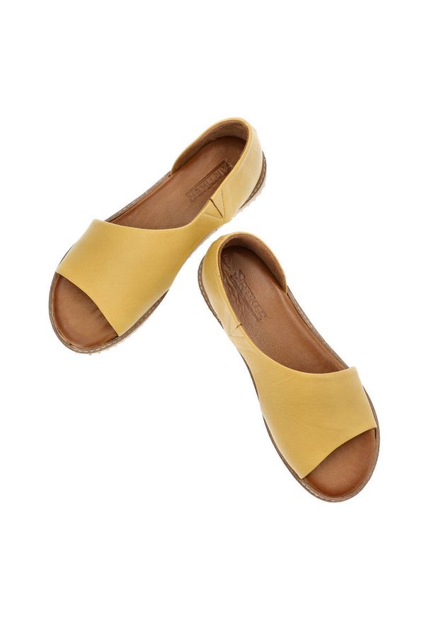 Sandały damskie Artiker, naturalna skóra licowa w żółtym kolorze z szerokimi paskami obejmującymi stopę oraz płaską podeszwą z dekoracyjnym obszyciem. Okazja: na spacer, na co dzień. Nosek buta: otwarty. Zapięcie: pasek. Kolor: żółty. Materiał: skóra. Sezon: lato. Obcas: na płaskiej podeszwie. Styl: casual, elegancki