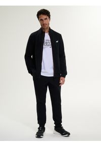 4f - 4F Bluza dresowa regular bez kaptura męska - czarna M. Okazja: na co dzień. Typ kołnierza: bez kaptura. Kolor: czarny. Materiał: dresówka. Styl: casual, sportowy #2