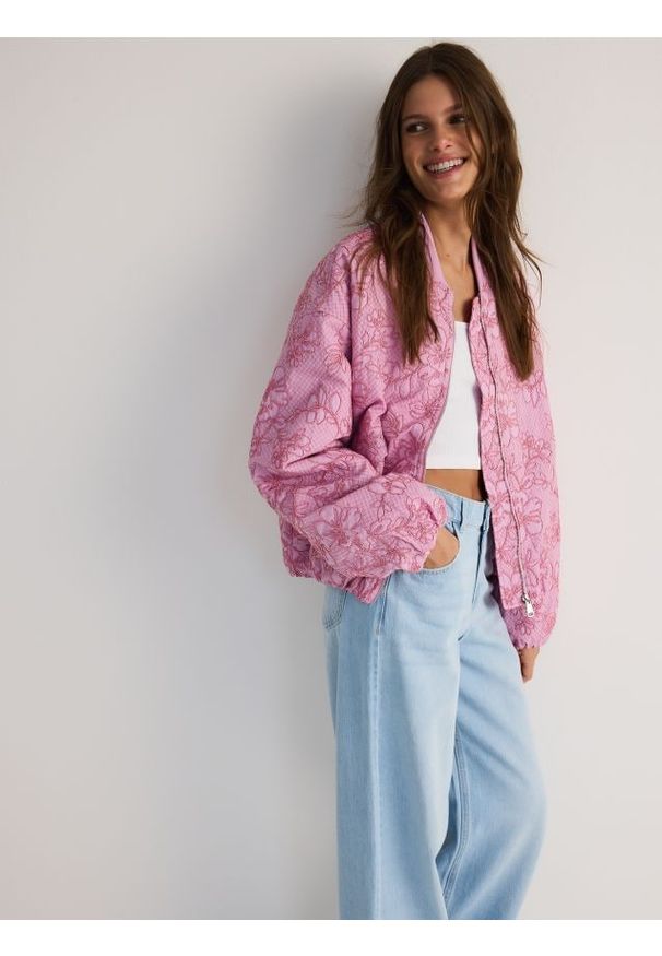 Reserved - Bawełniana kurtka oversize - różowy. Kolor: różowy. Materiał: bawełna. Wzór: haft